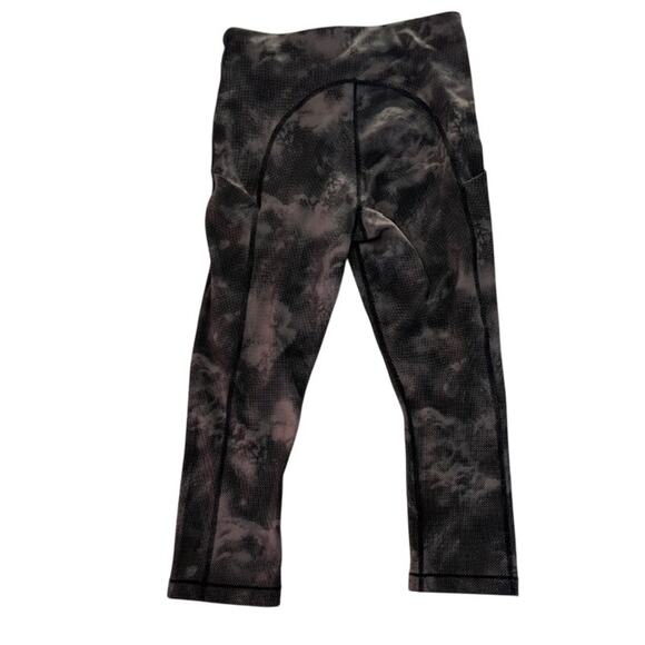 Athleta Women’s Ultimate Stash Pocket Printed Capri Leggings - Size M Gray/Black - Picture 2 of 5